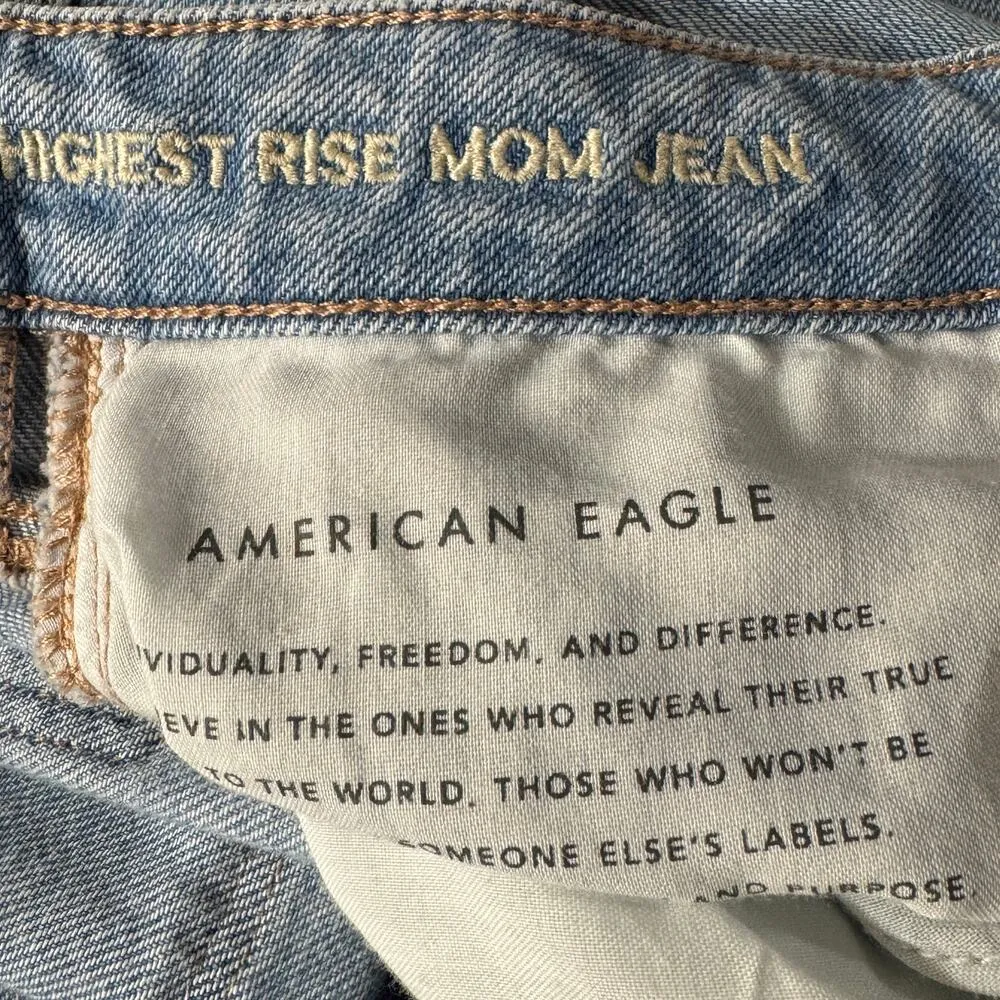 American Eagle SZ 8 Highest Rise Mom Jeans Distressed Rips Chewed Hem Light Wash - Image 10