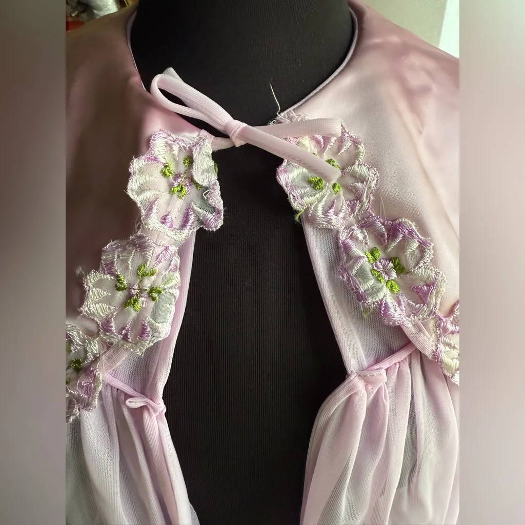 Vintage 60/70s sheer maxi floral appliqué satin collar night coat, size medium Purple - Image 3