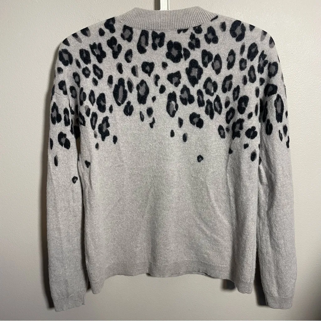 Saks Fifth Avenue Cashmere Sweater Cascading leopard print - Image 5