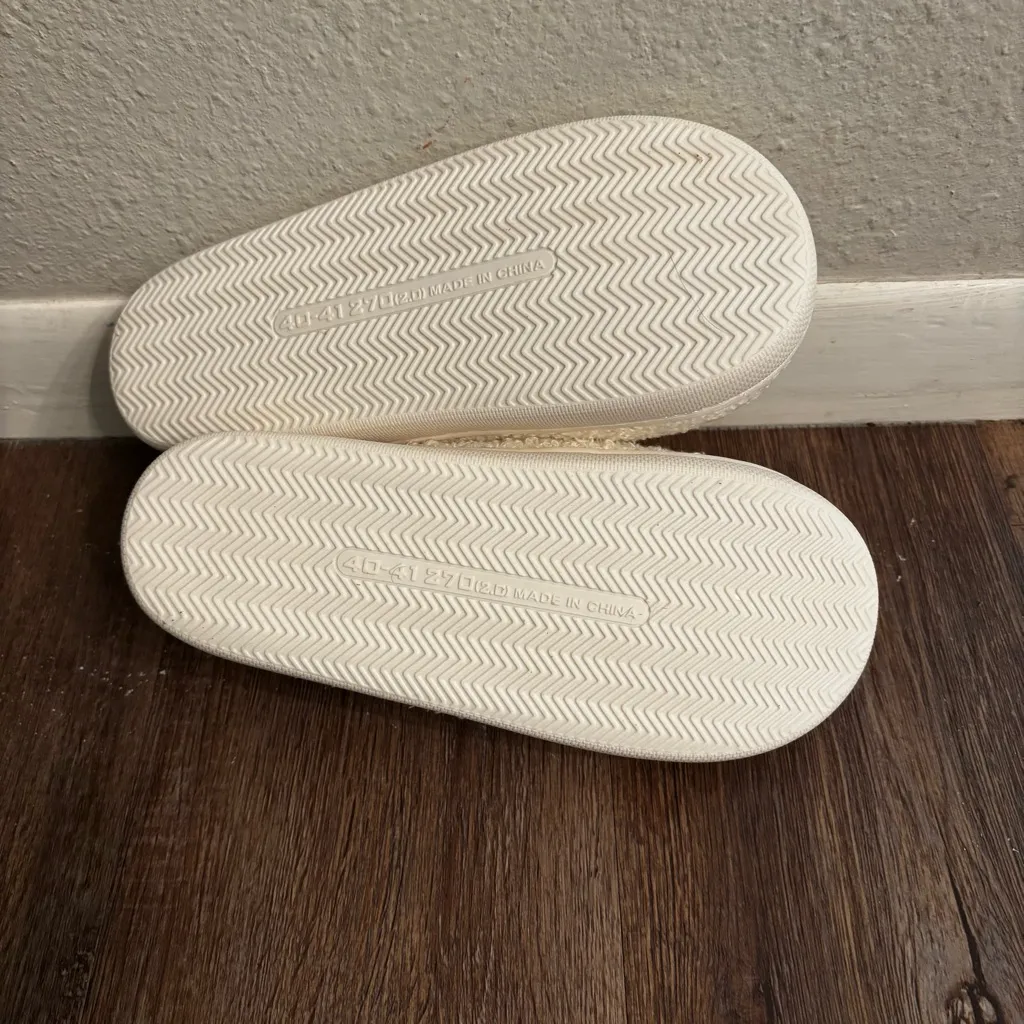 Gingerbread Santa Hat Slip on Slippers Size 7/7.5 White - Image 6