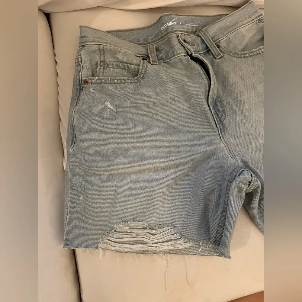 NWT Old Navy HR Distressed Jean Shorts Light Blue Size 4 Slouchy Straight - Image 8