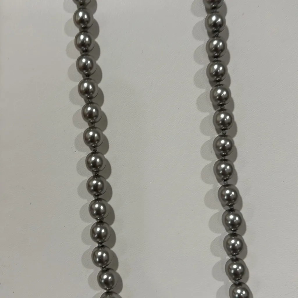 Vintage Joan Rivers Necklace Grey Faux Pearl Glass Magnetic Clasp Silver - Image 2