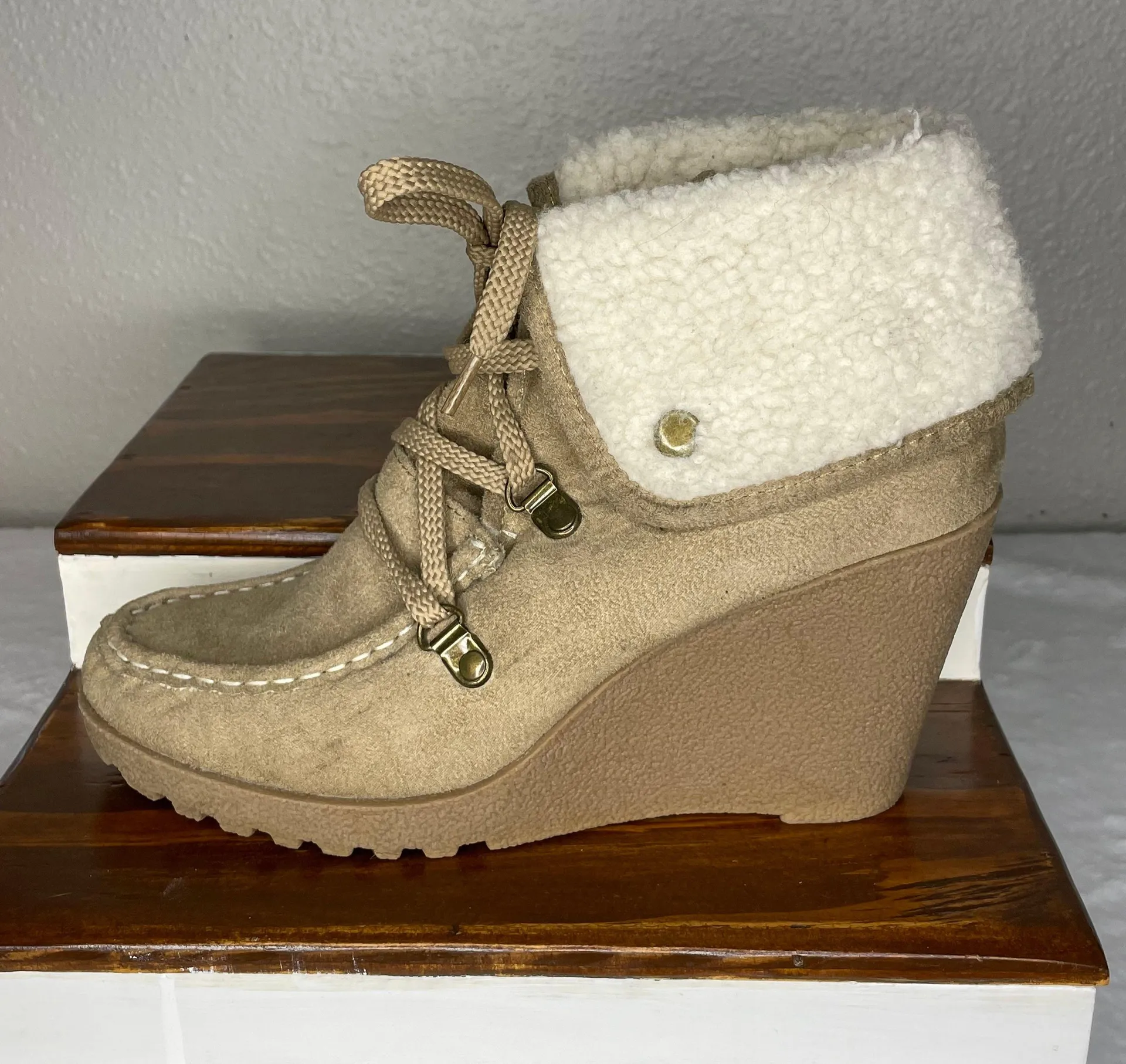 Union Bay Camel Pike Wedge Boot Faux Fur Lining Size 8 - Image 5