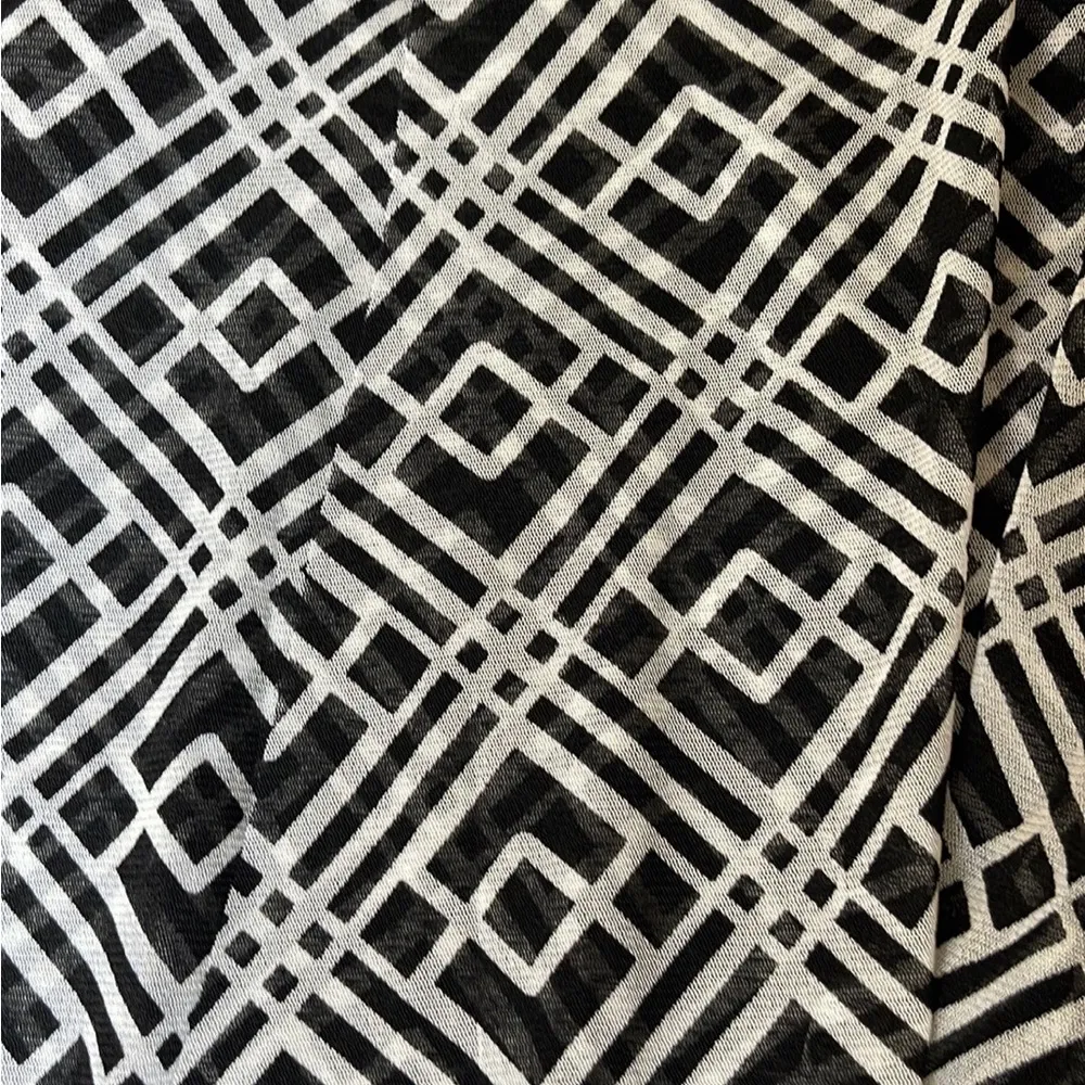 Alfani black and white print design blouse. Size petite large - Image 2