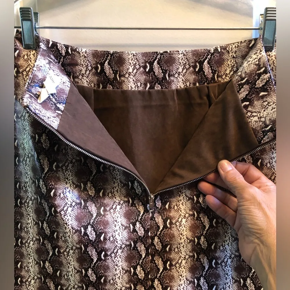 Gorgeous Pleather Snakeskin Skirt from entro Size Medium Vegan Friendly - Image 4