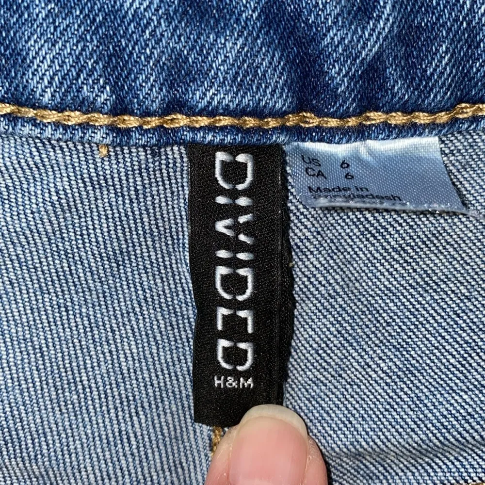 H&M DIVIDED denim high rise cutoff fringe edge shorts button zip closure size 6 - Image 5