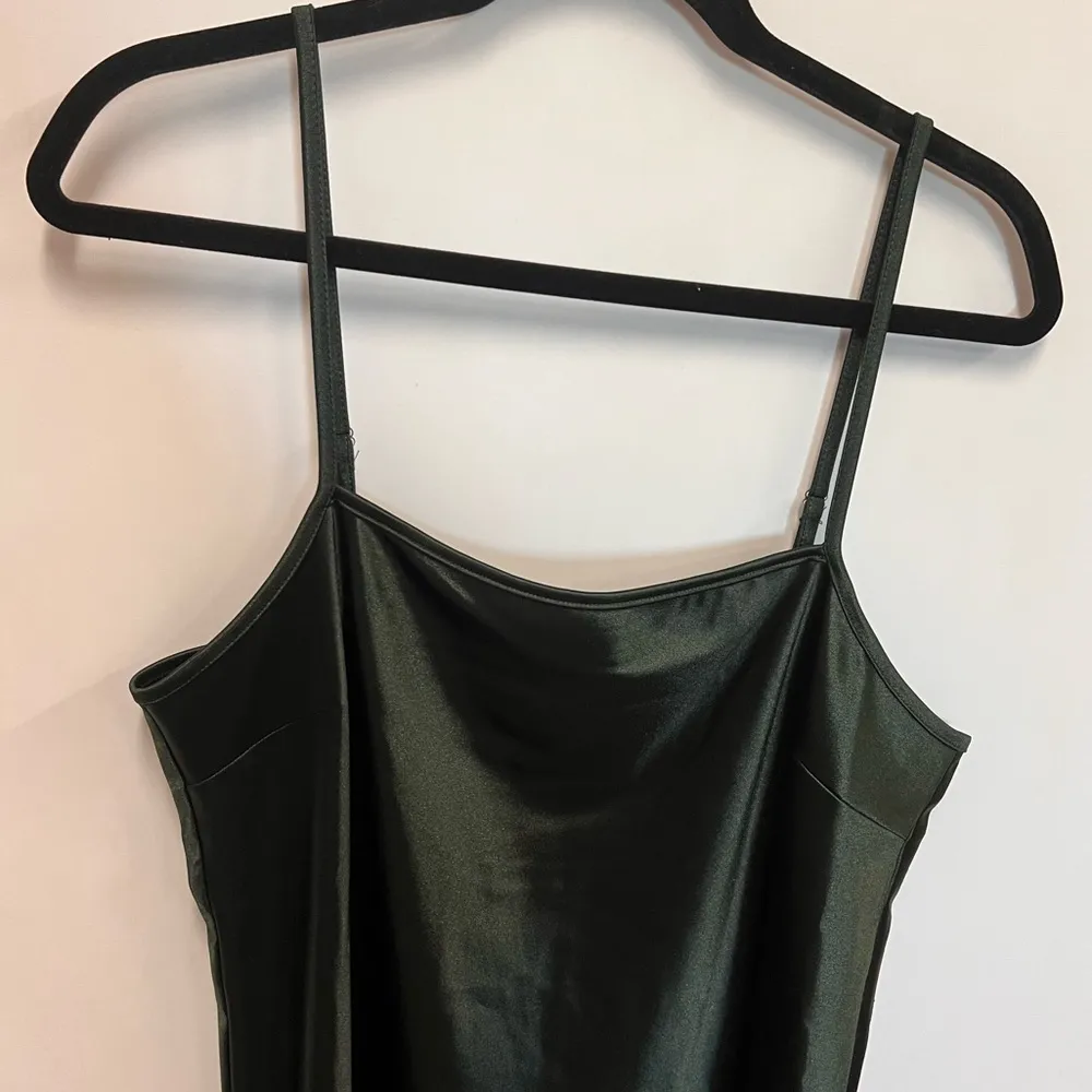Hiatus midi emerald green satin slip dress w/adjustable spaghetti straps size M - Image 3