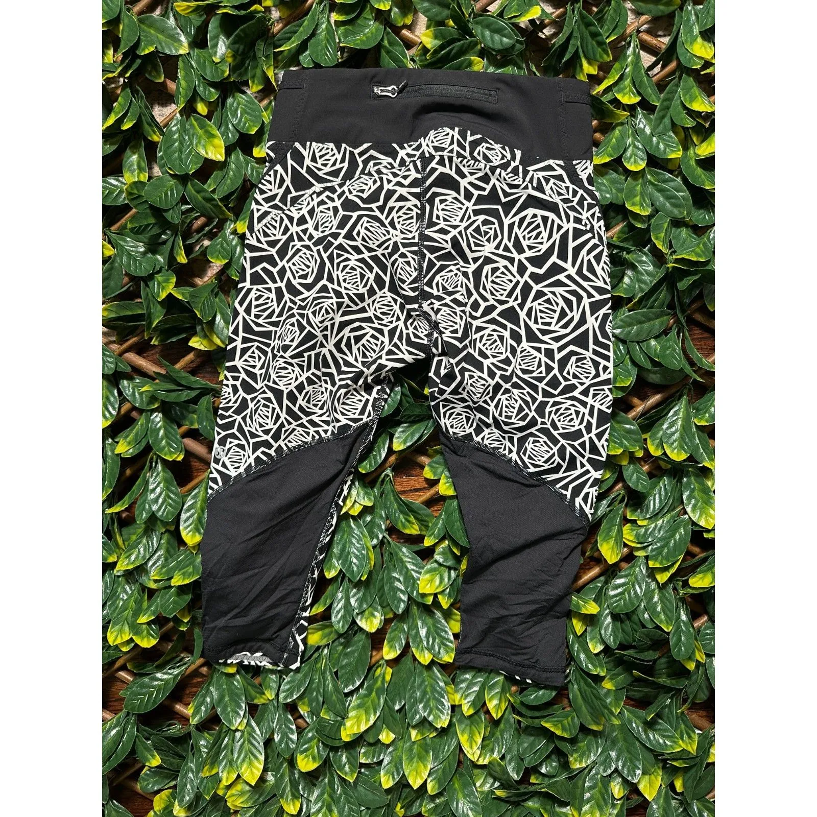 Lululemon Capri Leggings Black White Rose Rosebud Pattern Size 6 - Image 3