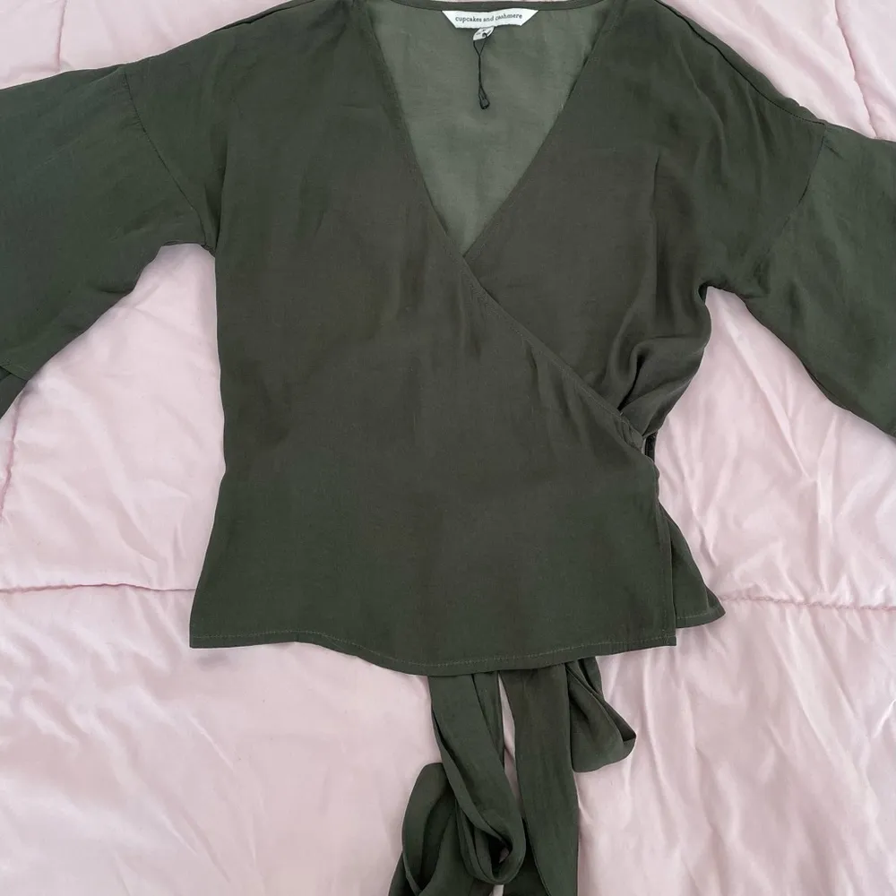 Cupcakes and Cashmere Yeta green wrap tiered bell sleeves blouse, size S party - Image 11