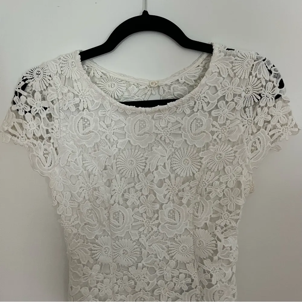 Lulu’s White Lace Detailed Midi Dress Bodycon Size Medium bridal Prom - Image 2