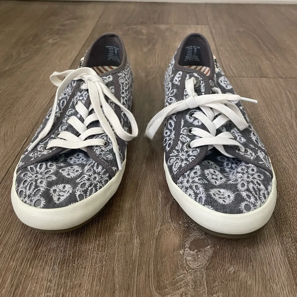 Taos Star Lite Grey Eyelet Shoes Lace Up Comfort Sneakers Embroidered ~ Sz 7 - Image 2