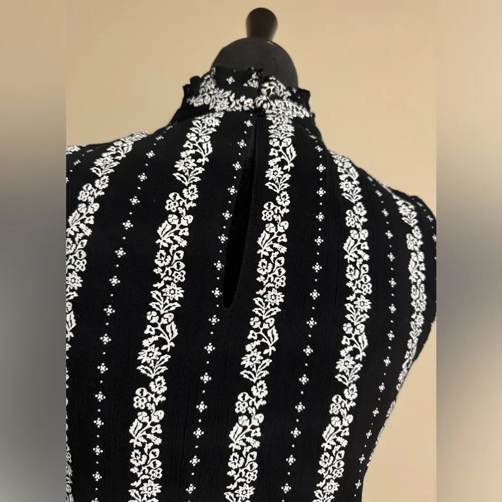 EUC Valencia & Vine Black and White Tiered Floral Sleeveless Dress size small - Image 4