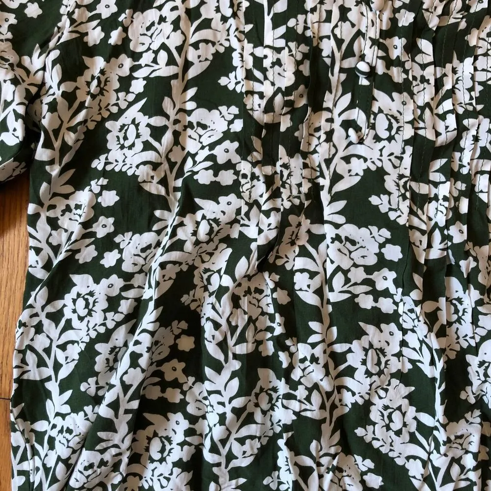 Fun2Fun NWOT Stitch Fix Maley Green Floral Pleated Swing Blouse - Size S - Image 3