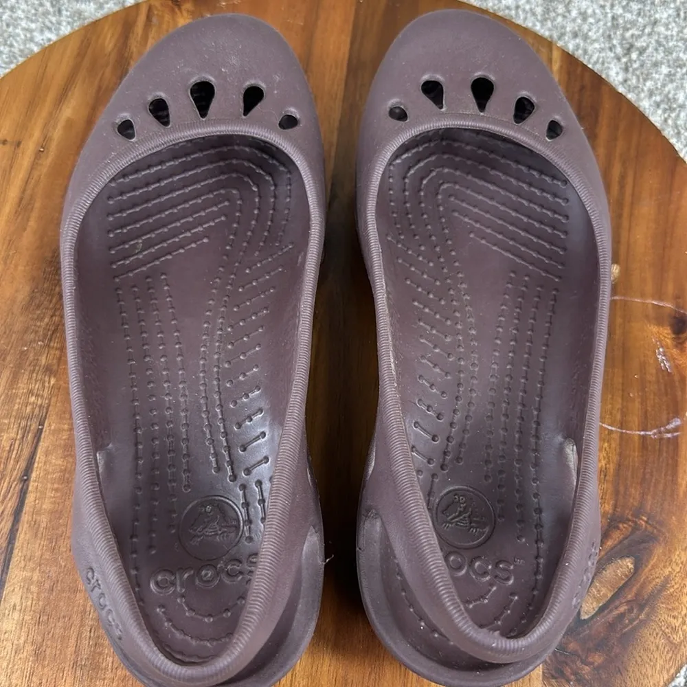 Crocs sandals flats women’s size 5 - Image 4