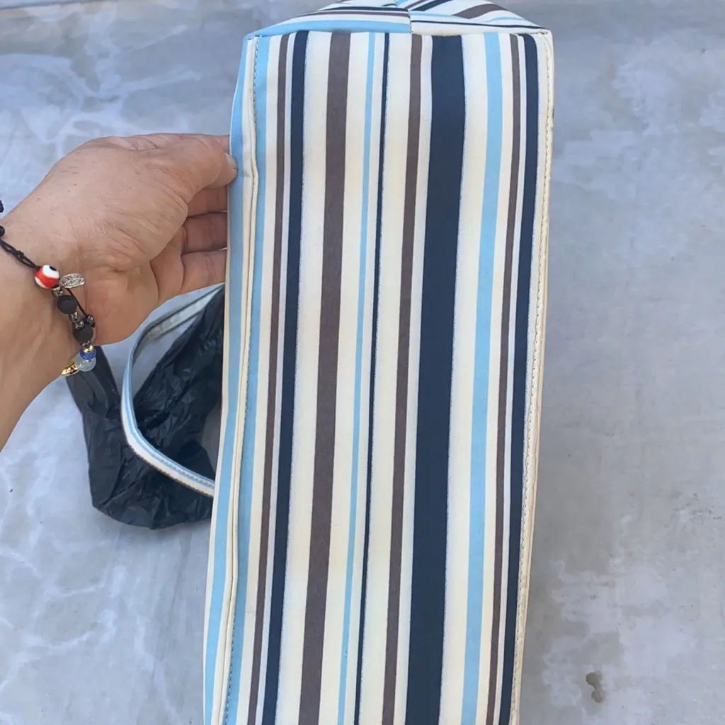 Kate Spade New Yorklined and zip shopping tote 18in in width 12in length - Image 10