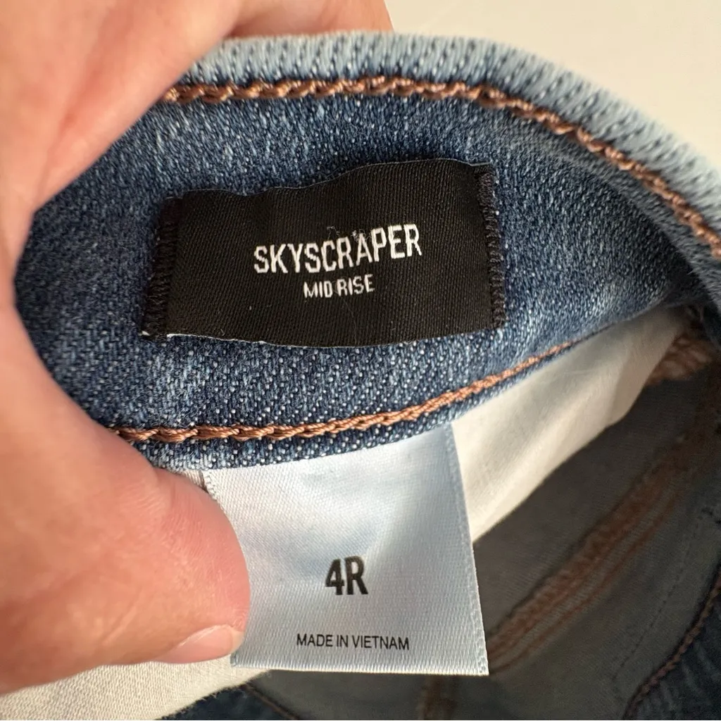 Express skyscraper mid rise jeans split hem light wash denim size 4 - Image 5