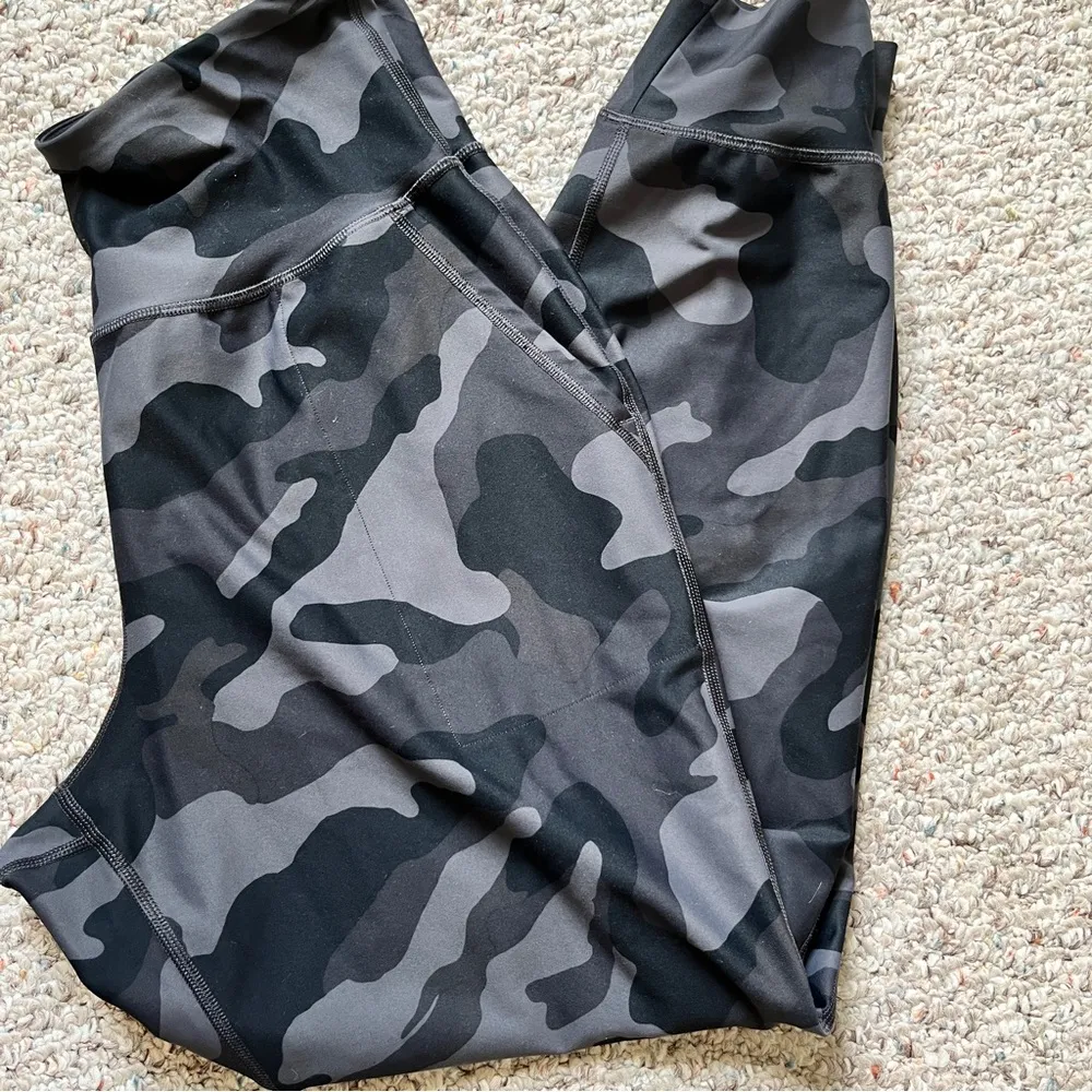 Old Navy Medium Black & Gray Camo High-Waisted PowerSoft Pocket Joggers stretch - Image 2