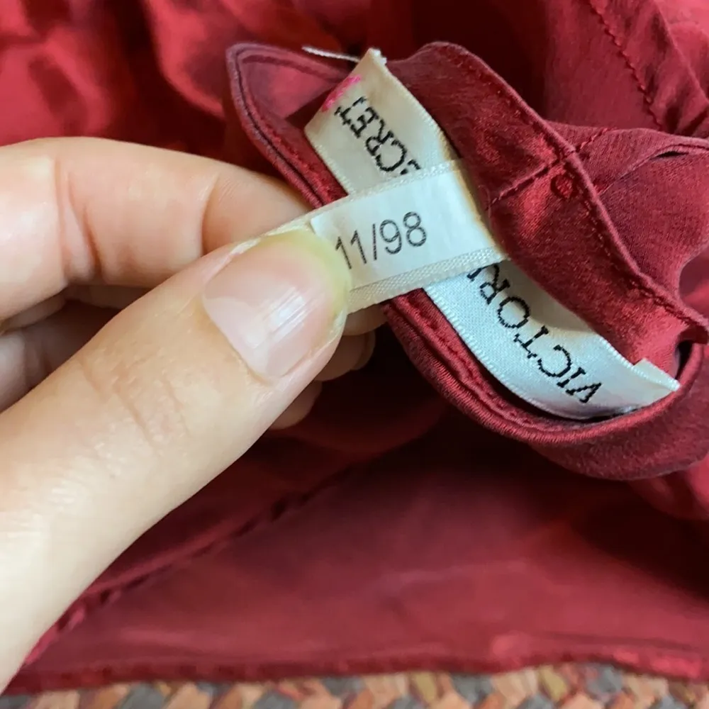 90s VTG VICTORIAS SECRET RED STRAPPY SILK SEXY CAMI BLOUSE - Image 5
