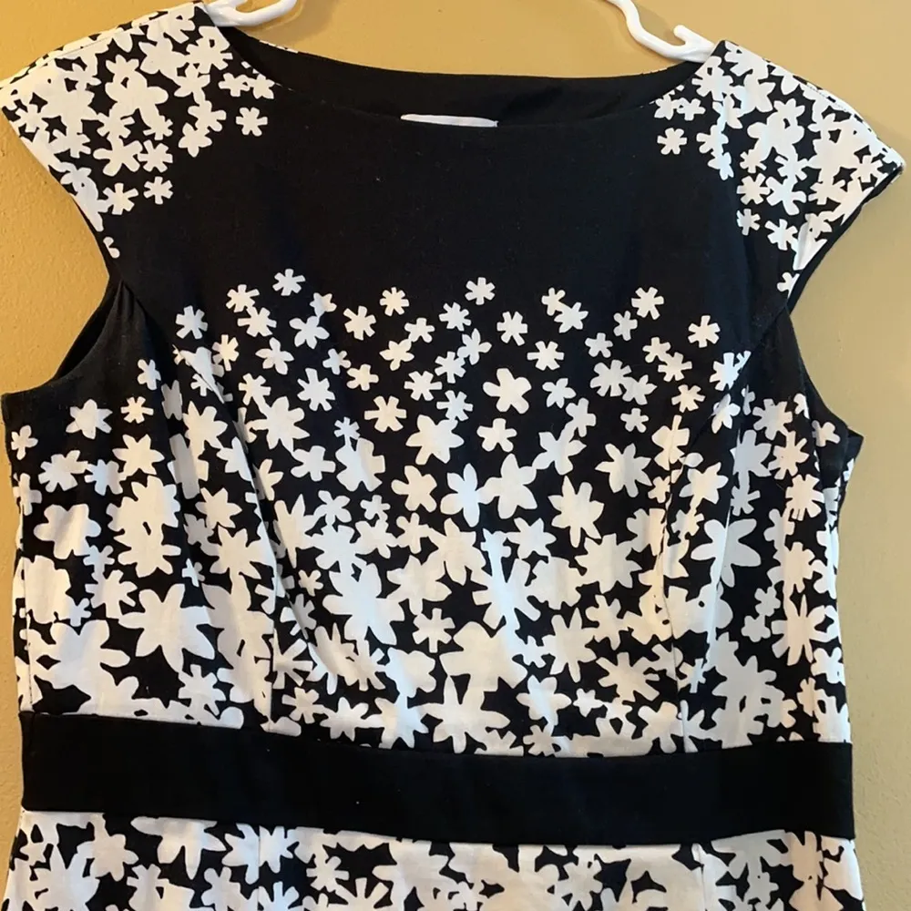 NEW YORK & COMPANY Black&White Floral Dress Size 6 - Image 2