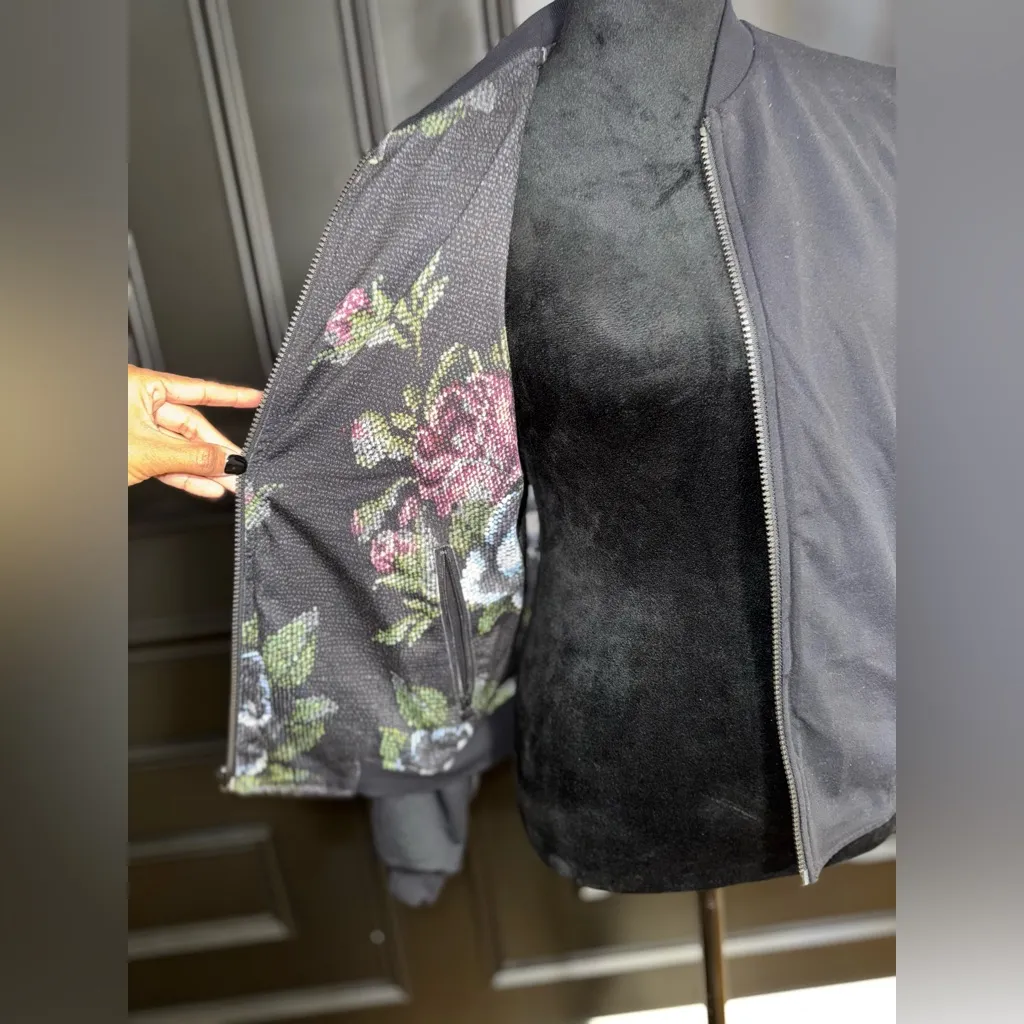 Lululemon Party Bomb Jacket
Garden Party Smooth Silver Multi / Black - Image 10