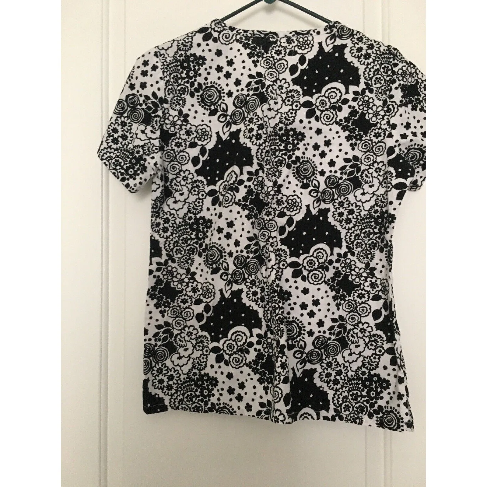 Peaches Women's Floral Print Scrub Top Nurse Medical Size Unknown Multicolor - Image 5