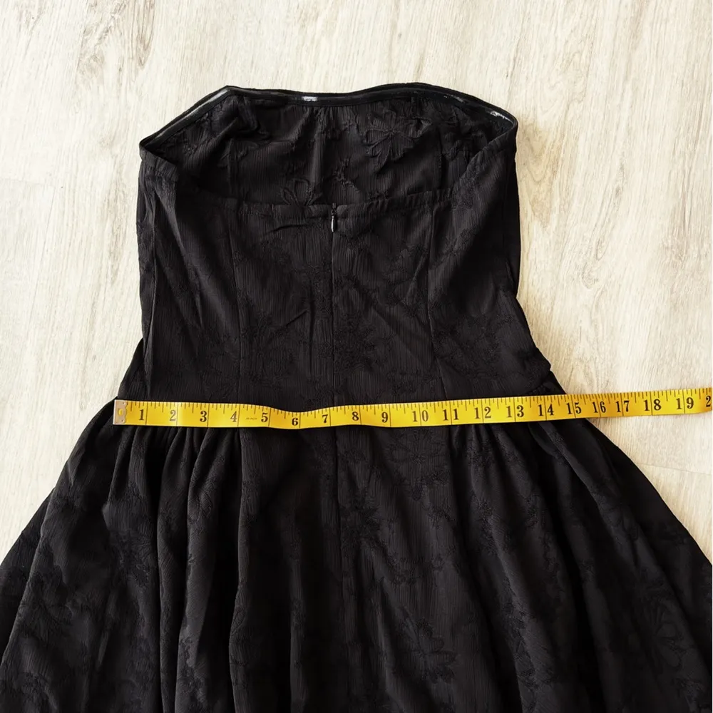 BLACK STRAPLESS EMBRIODERED SWEETHEART DRESS Size M - Image 5