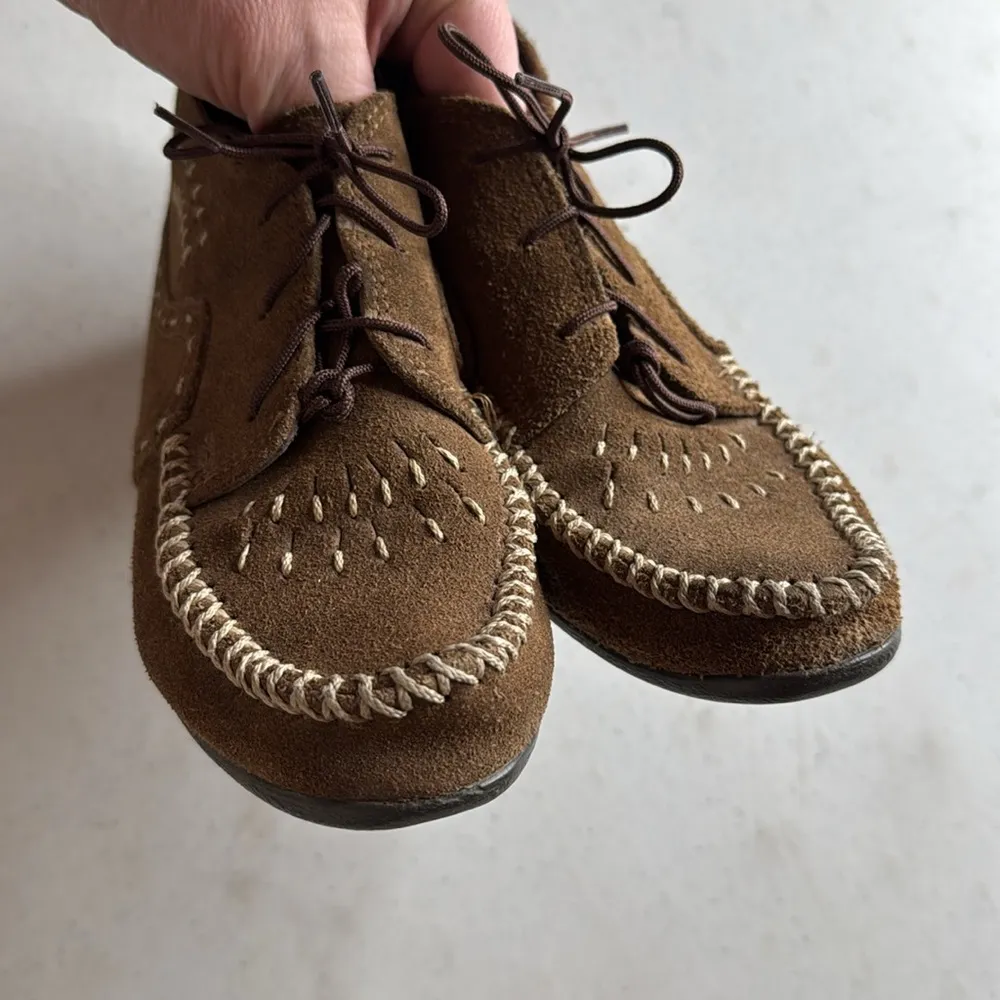 Minnetonka Stitched Moccasin Brown Suede Chukka Shoes Size 6 - Image 4