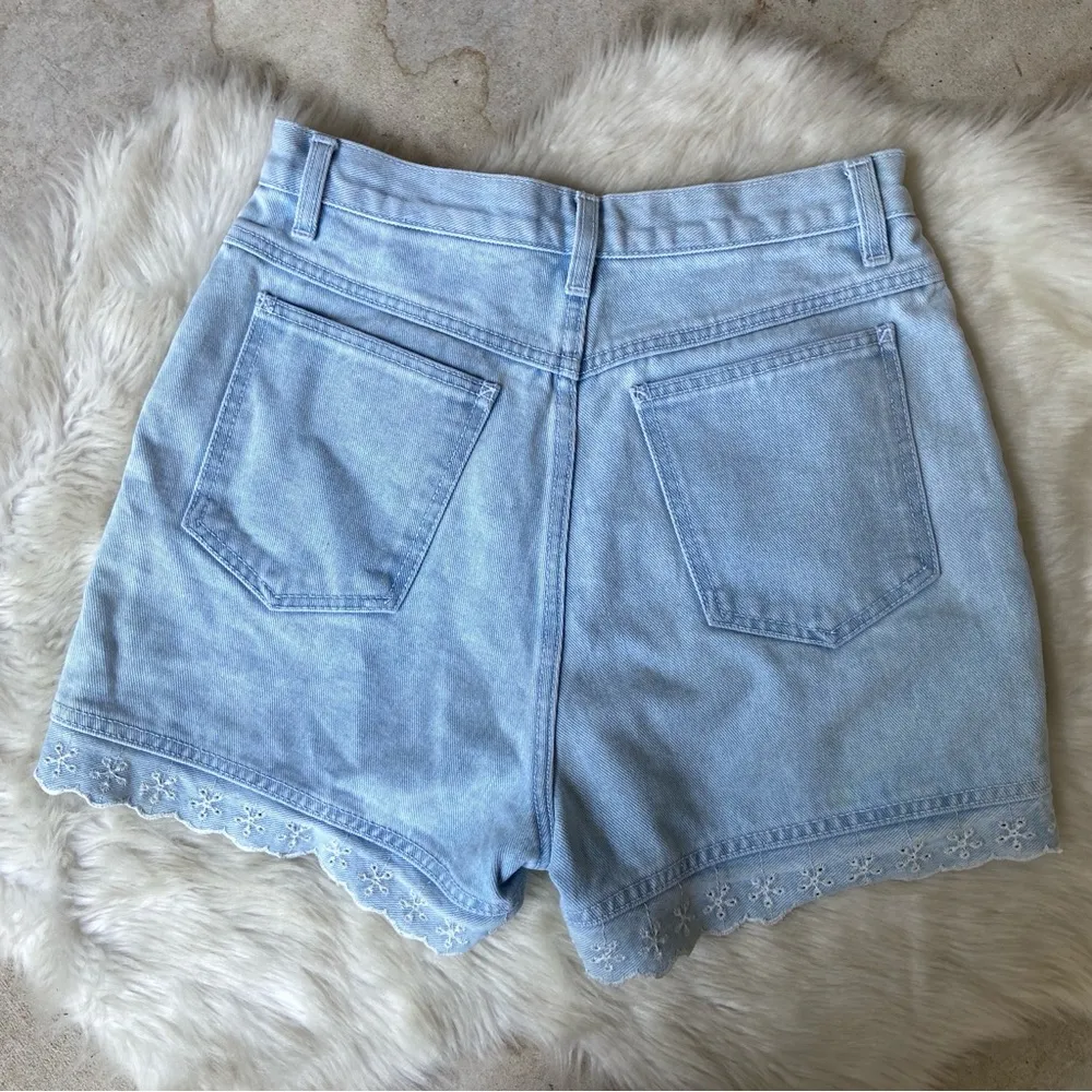 Vintage 80s Light Denim Embroidered Floral Scalloped Hem Jean Shorts - Image 3