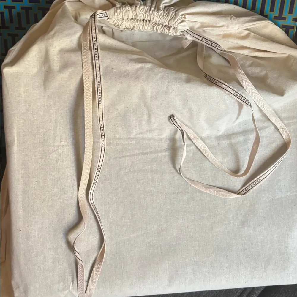 Authentic TORY BURCH LEATHER Logo stiches  Lg Tote - Image 4