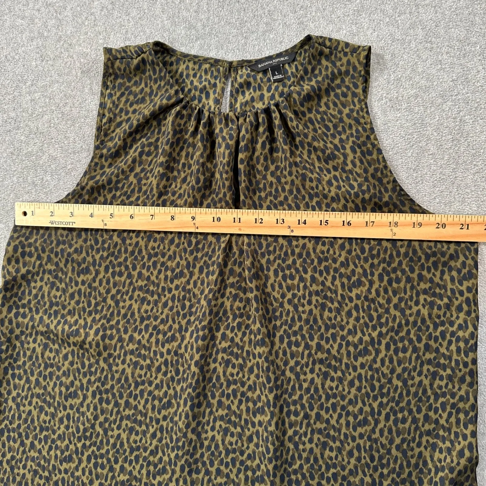 Banana Republic Shirred High Neck Blouse Tank Top Size Large Green Animal Print - Image 5