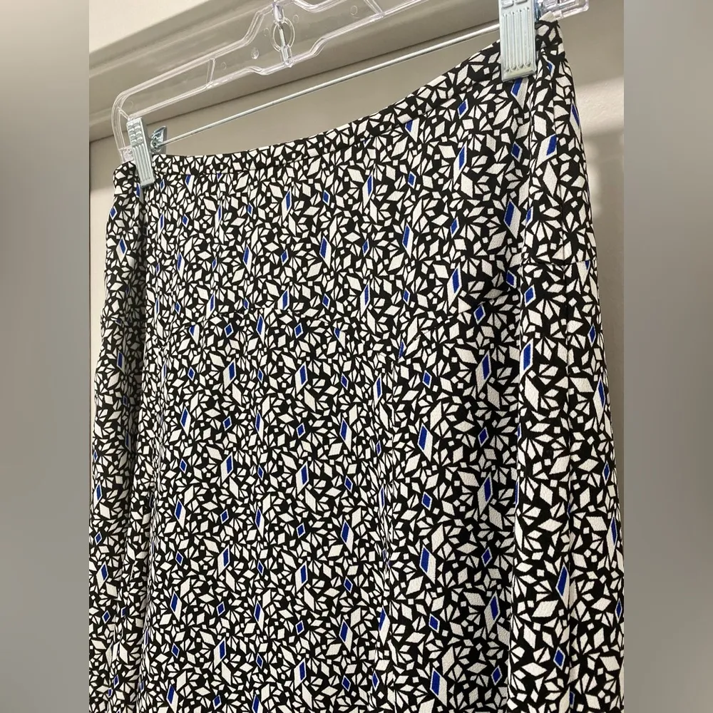 Jones Wear Petite Black, White, & Blue Geometric Printed Mid-Length Skirt - 4P - Image 6