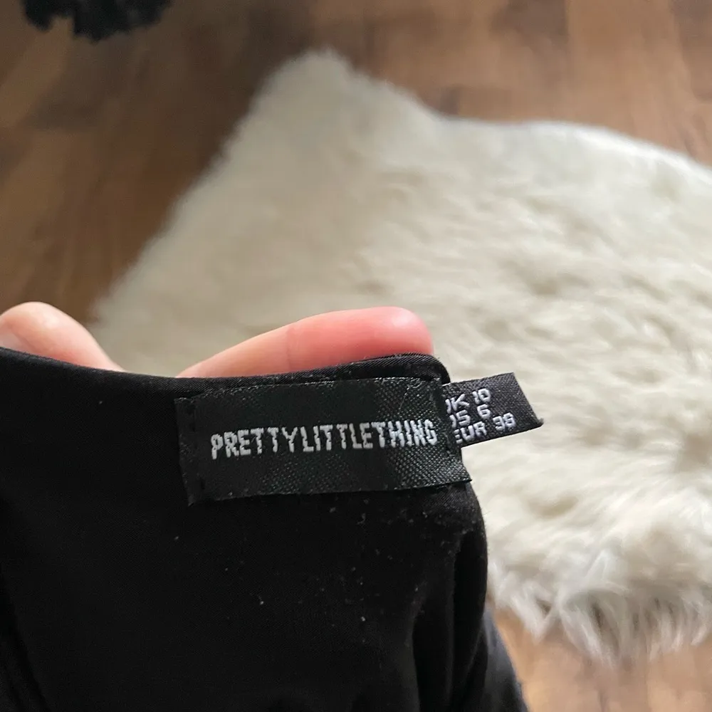 PRETTYLITTLETHING Twist Front Short Sleeve Crop Top - Image 3