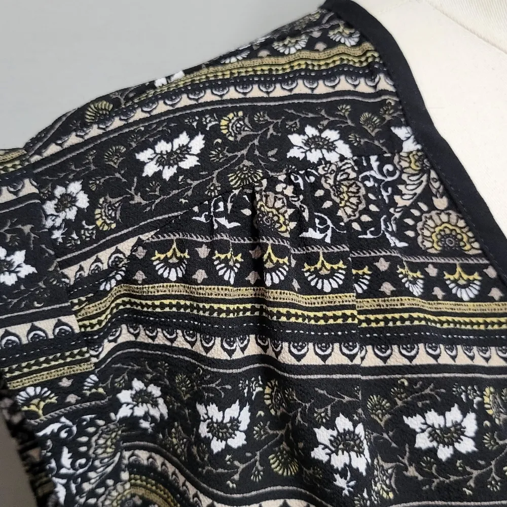 Anthro W5 concepts black fan floral vneck blouse size small - Image 2