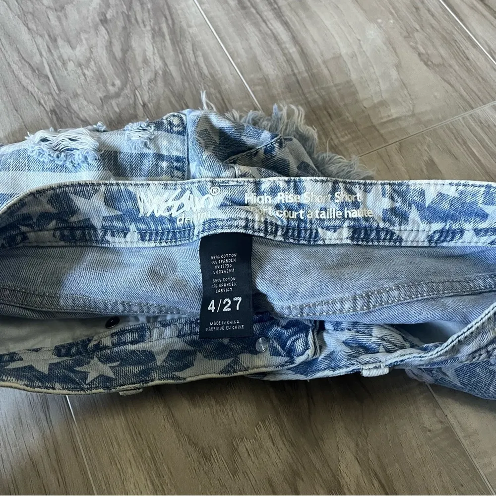 Mossimo Shorts High Rise short short in a Star Print Size 4 - Image 3