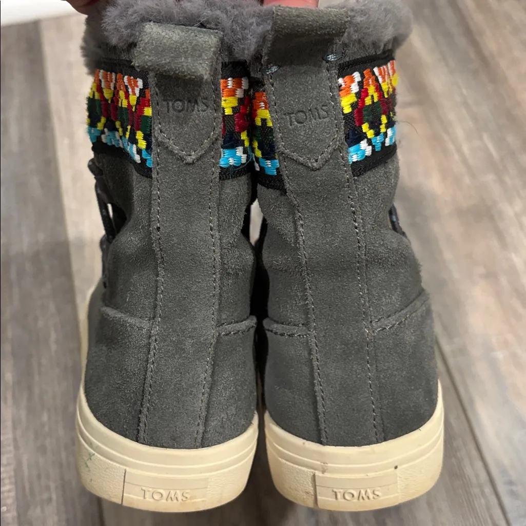 TOMS Alpine grey faux fur boots 7.5 - Image 4