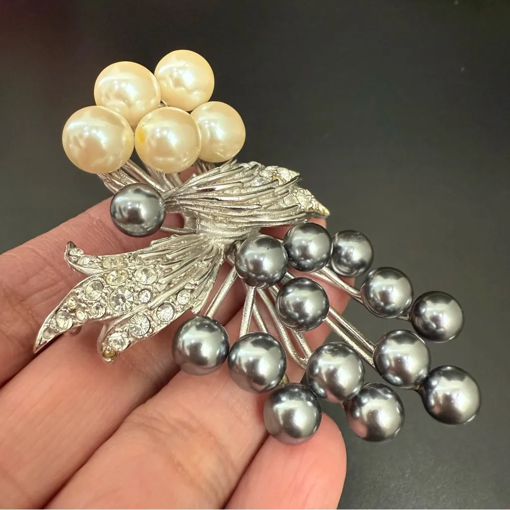 Vintage E. PEARL Erwin Pearl Ivory/Gray Pearl Bouquet Flower Pendant Brooch 35g. Silver - Image 10
