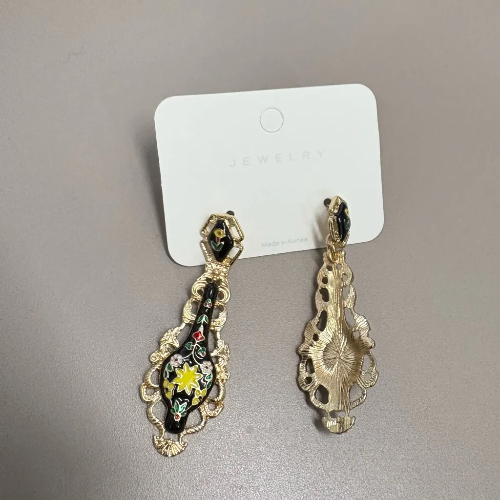 Vintage‎ Style Black Enamel Vase Earrings with Floral Relief Antique Look new Gold - Image 4