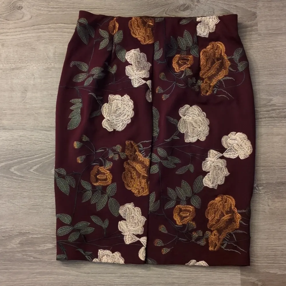 ECI New York Burgundy Floral Pencil Skirt Size 8 - Image 5