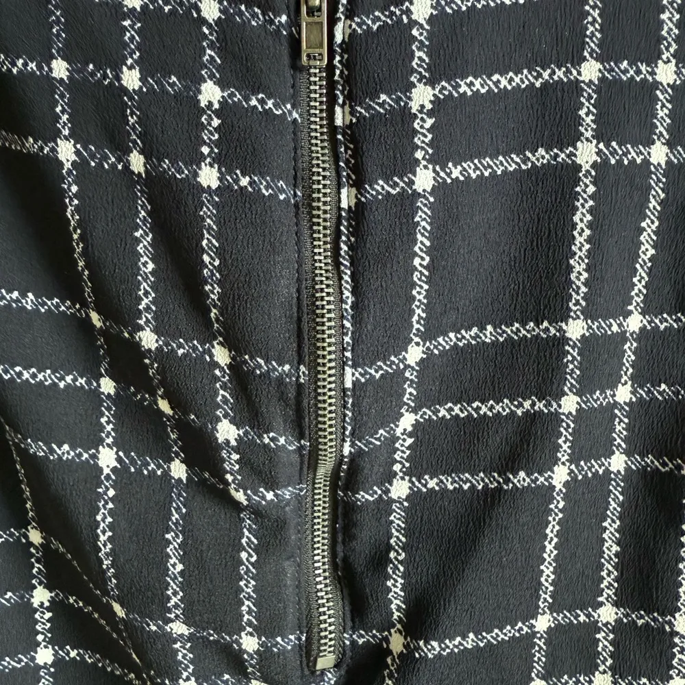 ASTR Sleeveless Blouse Navy & White Plaid Size L - Image 9