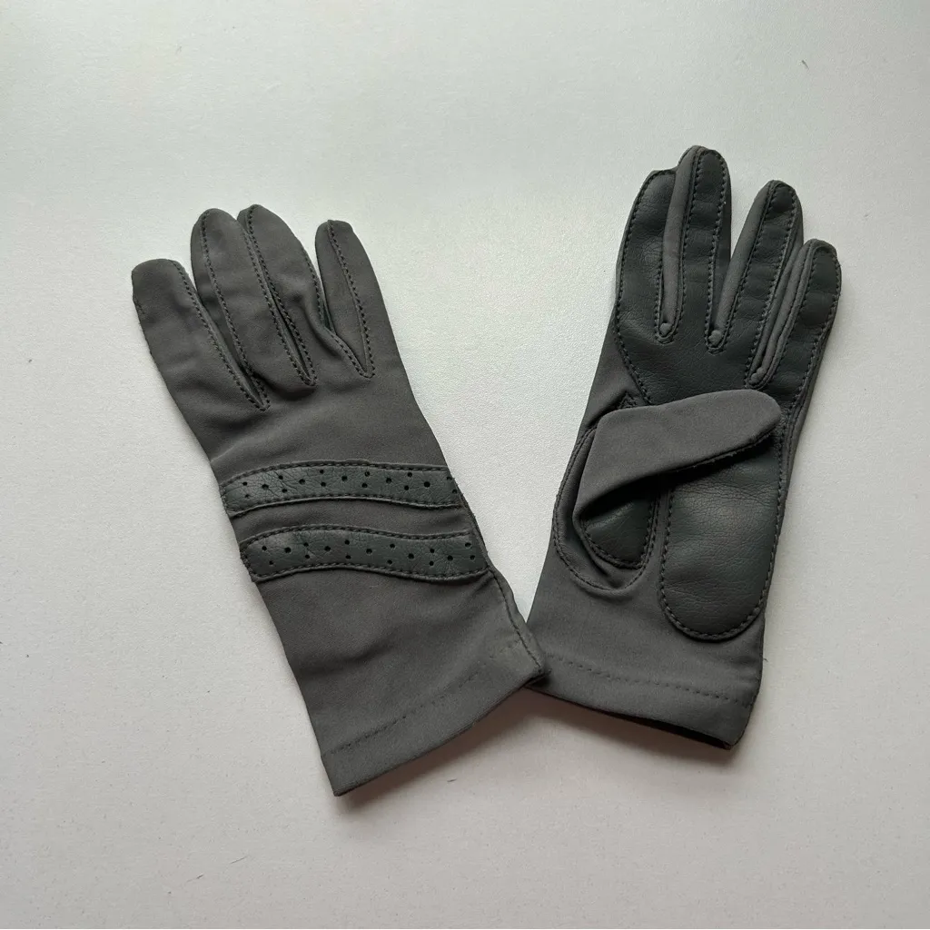 Vintage Love Charcoal Women's Gloves Gray - Image 2