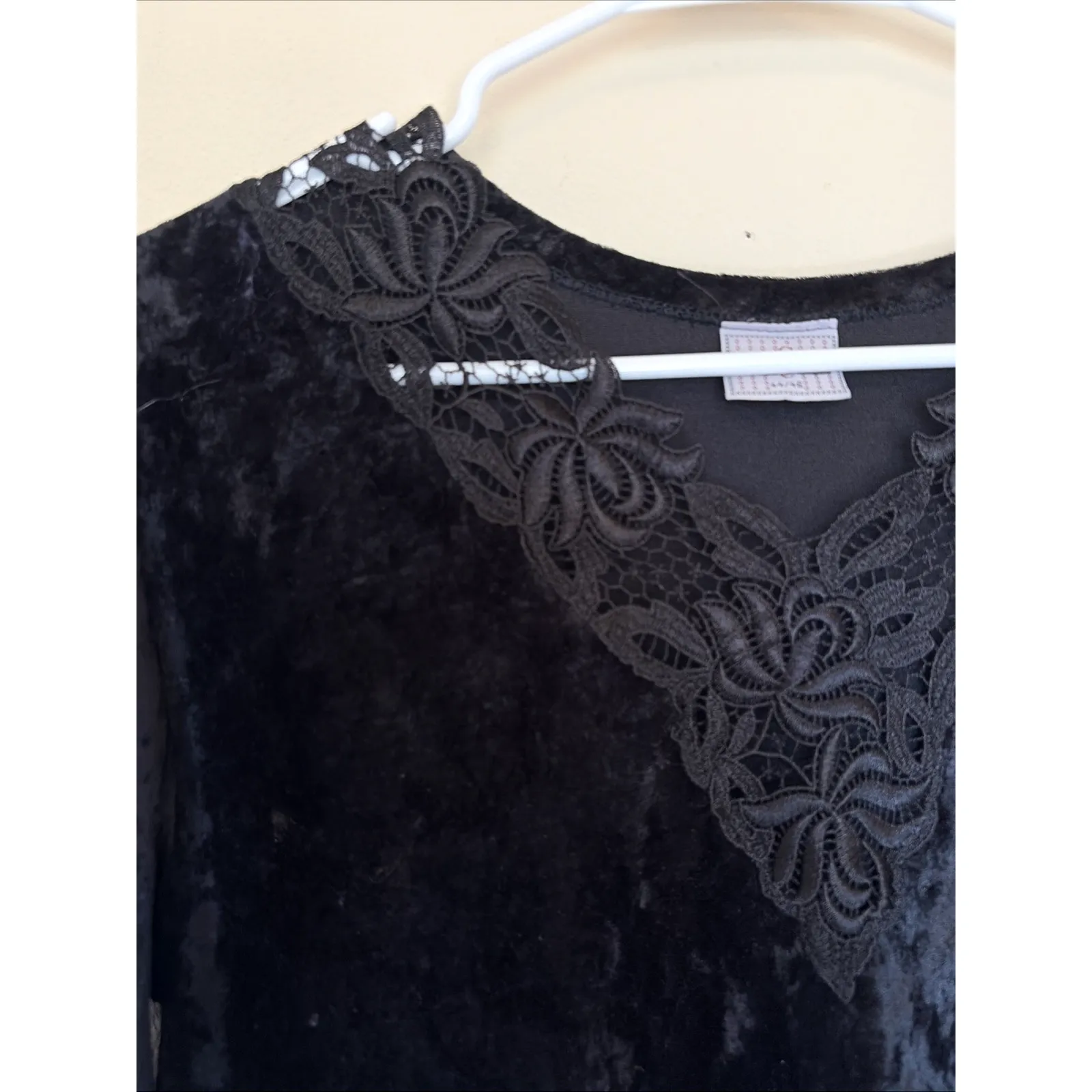 Vintage Paco Calvari Black Velvet Floral Lace Trim Vneck Shirt Blouse Top‎ 44/46 Size undefined - Image 5