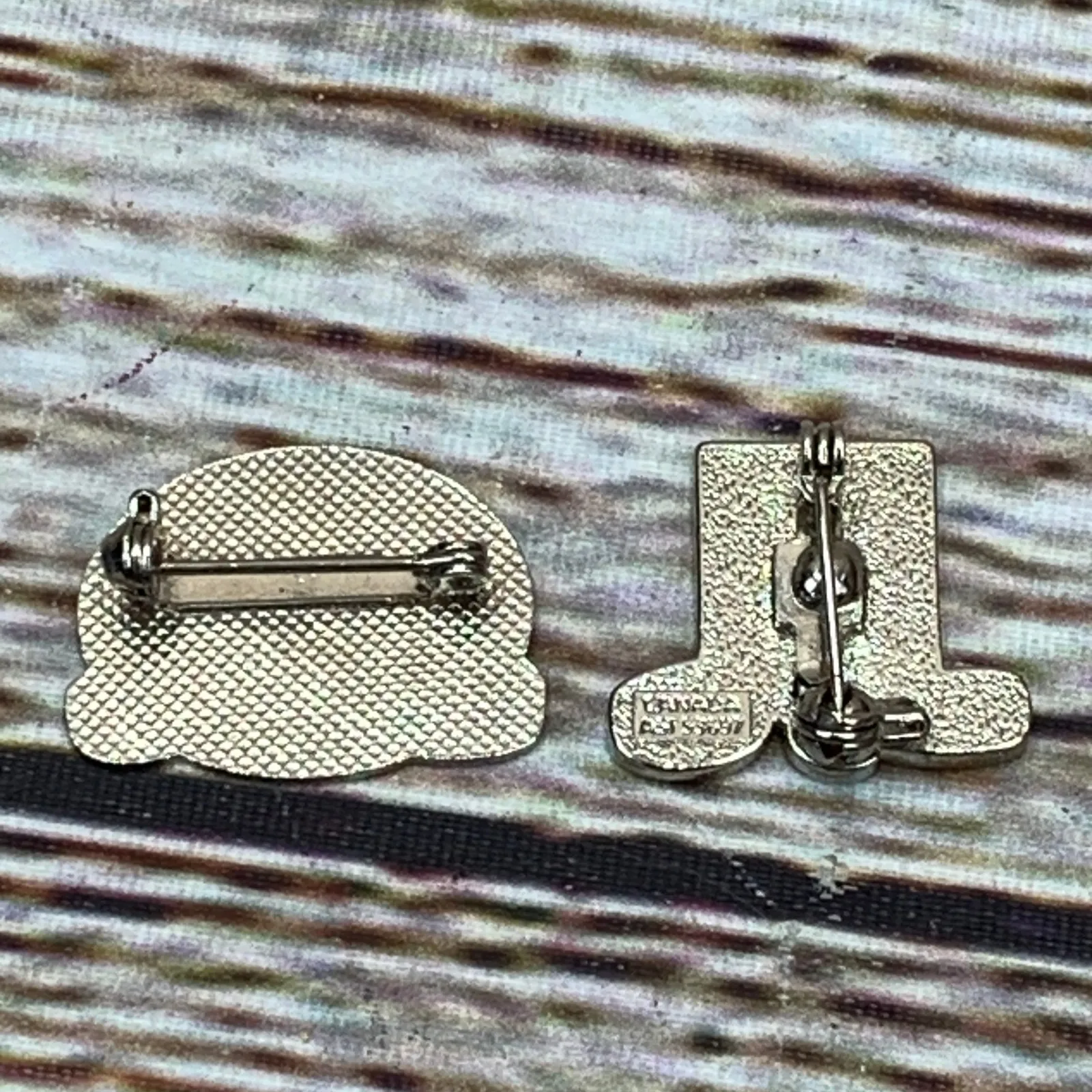 M.I. Hummel Club 10 Year‎ Member Lapel Pin Vintage Collectible Set of 2 Red - Image 3