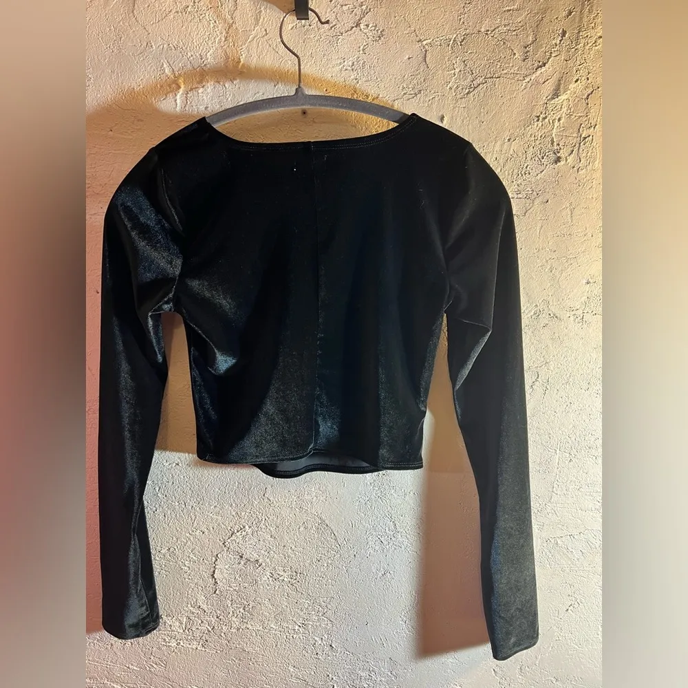 Hollister NWT Black Velvet Long Sleeve Cropped Top - Image 6