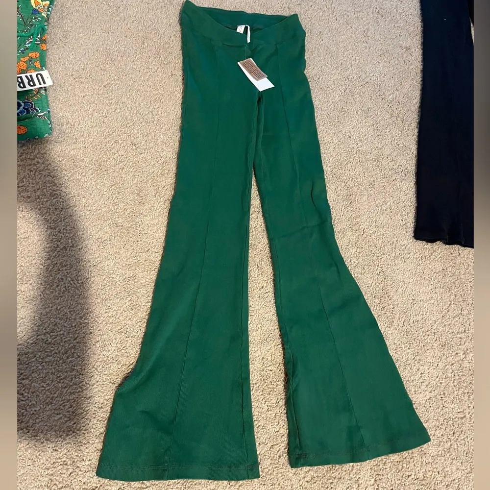 Out from under green Lola V-Front lounge pant never worn - Image 5