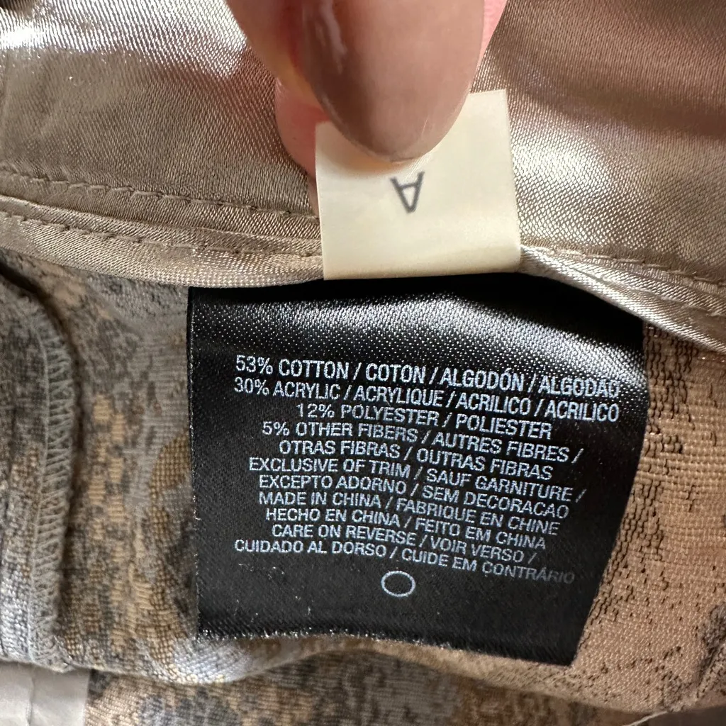 Elie Tahari Snakeskin High Rise Patrice Short in Pale Gray Size 4 NWT - Image 6