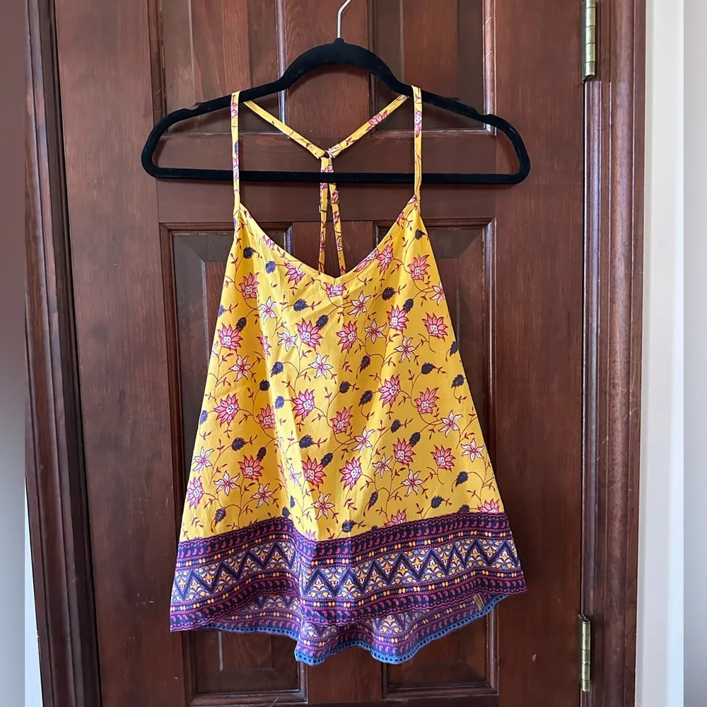 Hollister Criss Cross Back Cami Size Medium NWT - Image 2