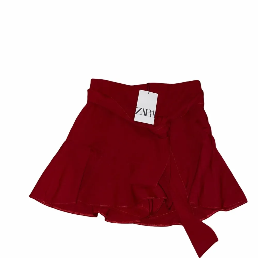 NWT  ZARA BELTED SKORT RED - Image 7