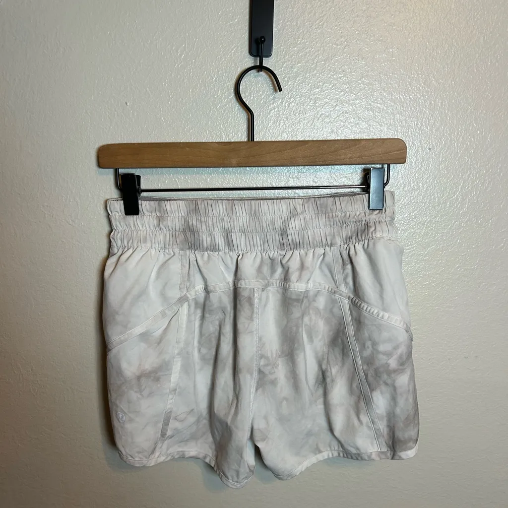 Lululemon Tracker Short‎ V *4"
Diamond Dye White Dark Chrome - Image 5