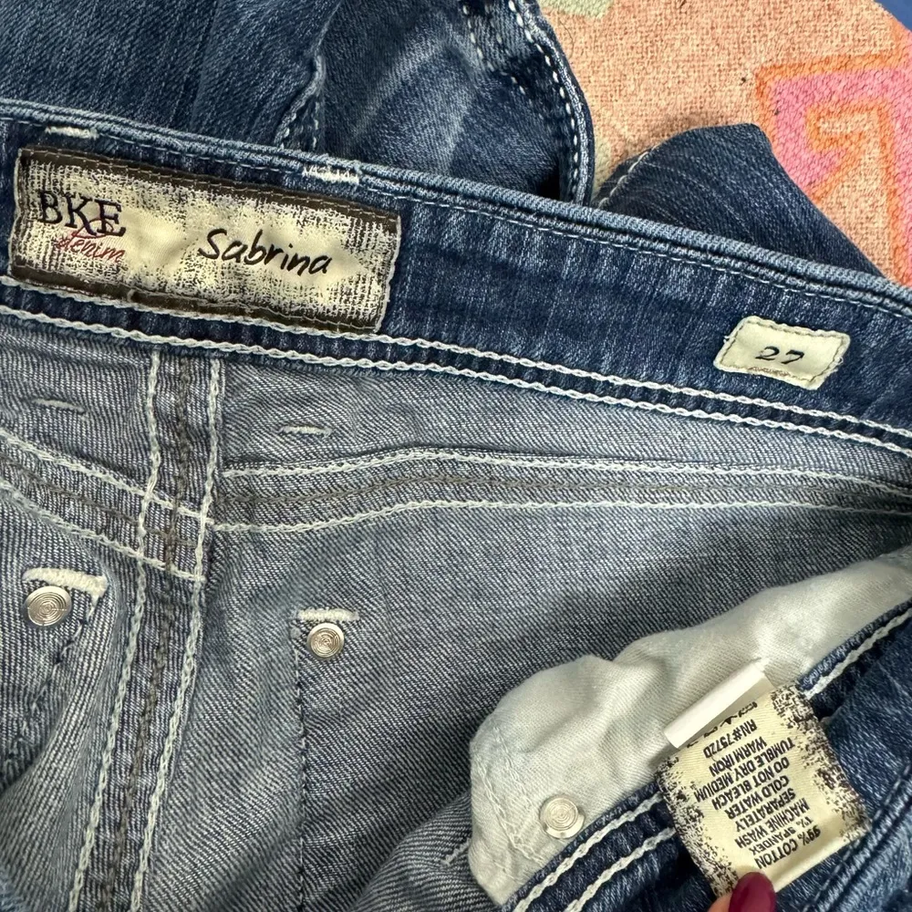 BKE Buckle Sabrina Bootcut Jeans Sz 27 Distressed Womens Embroidered Pockets - Image 14