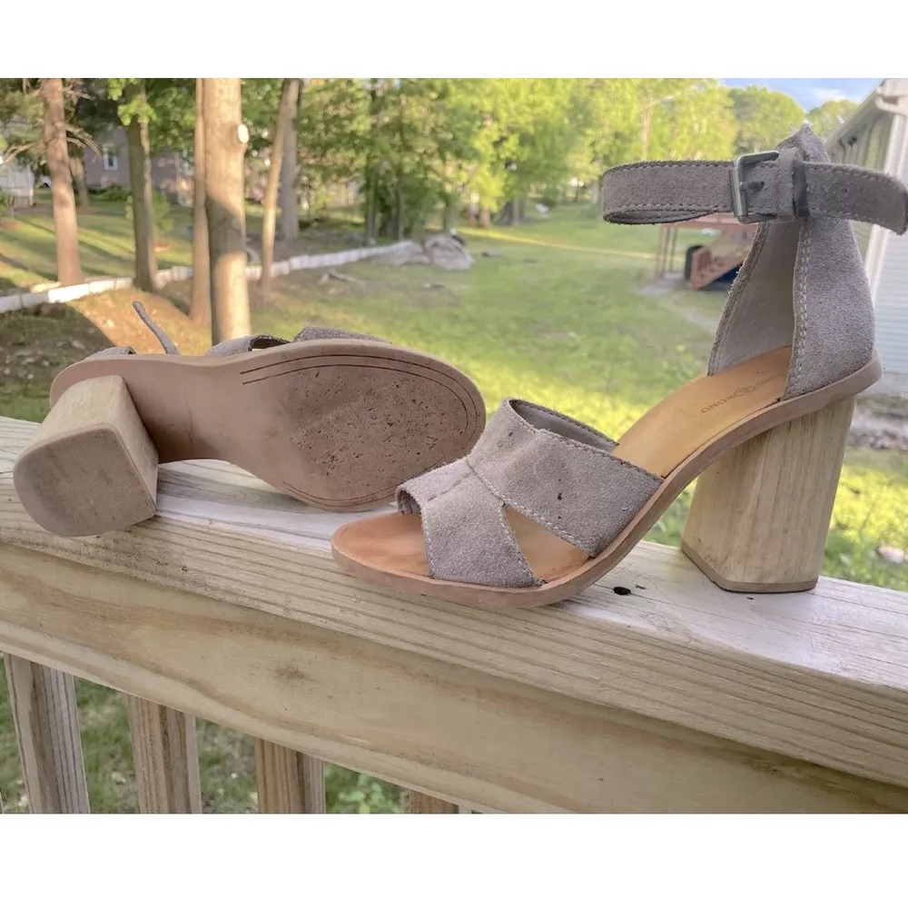 Women’s Tan Suede Ankle Strap Wood Block Heeled Sandal Size 7.5 - Image 3